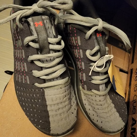 Collectors U.S.A. 3.5Y UNDER ARMOR CHARGED High Performance Shoe - Picture 2 of 3